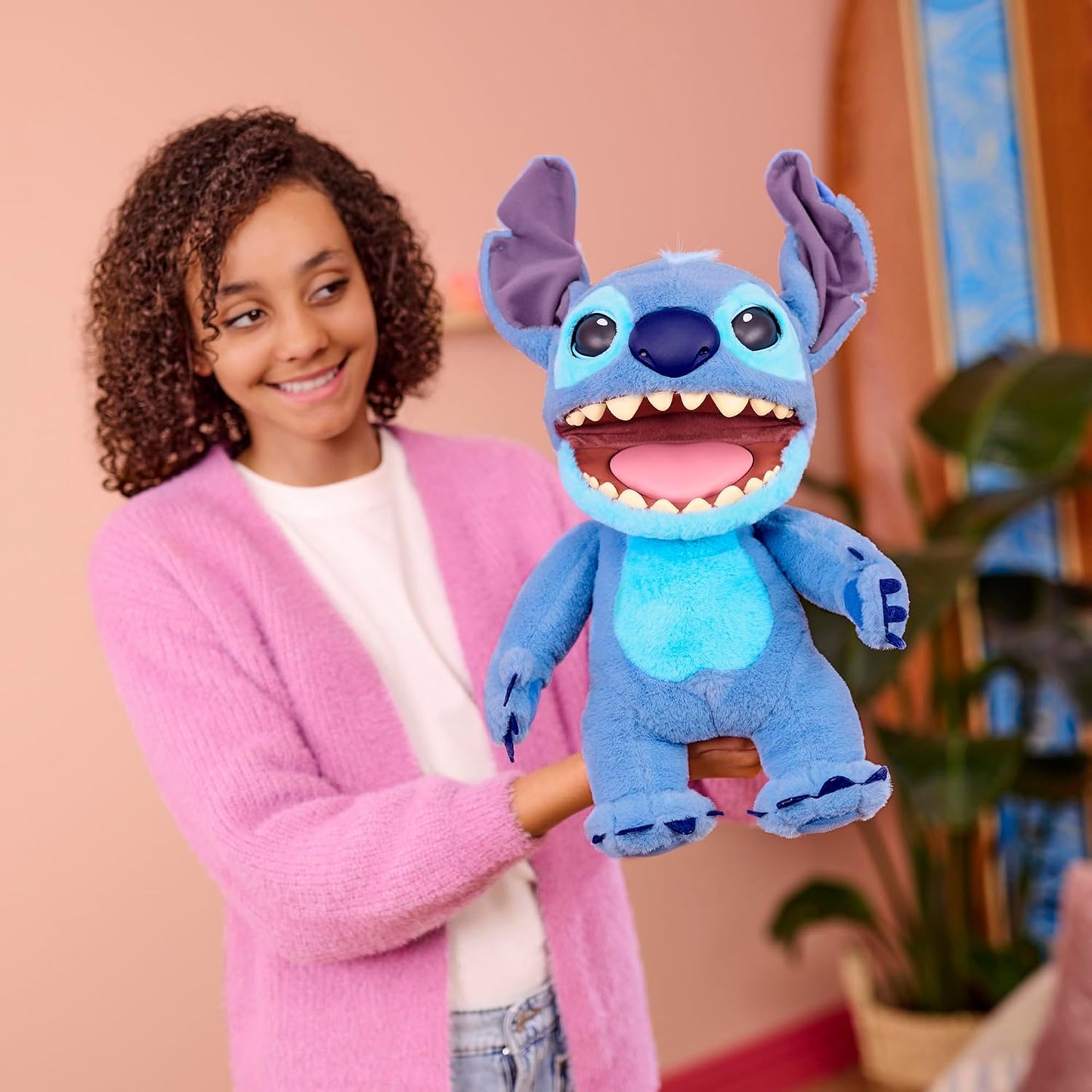 Peluche Stitch Disney RealFX montrant les mouvements réalistes des yeux et de la bouche avec expression animée et interactive