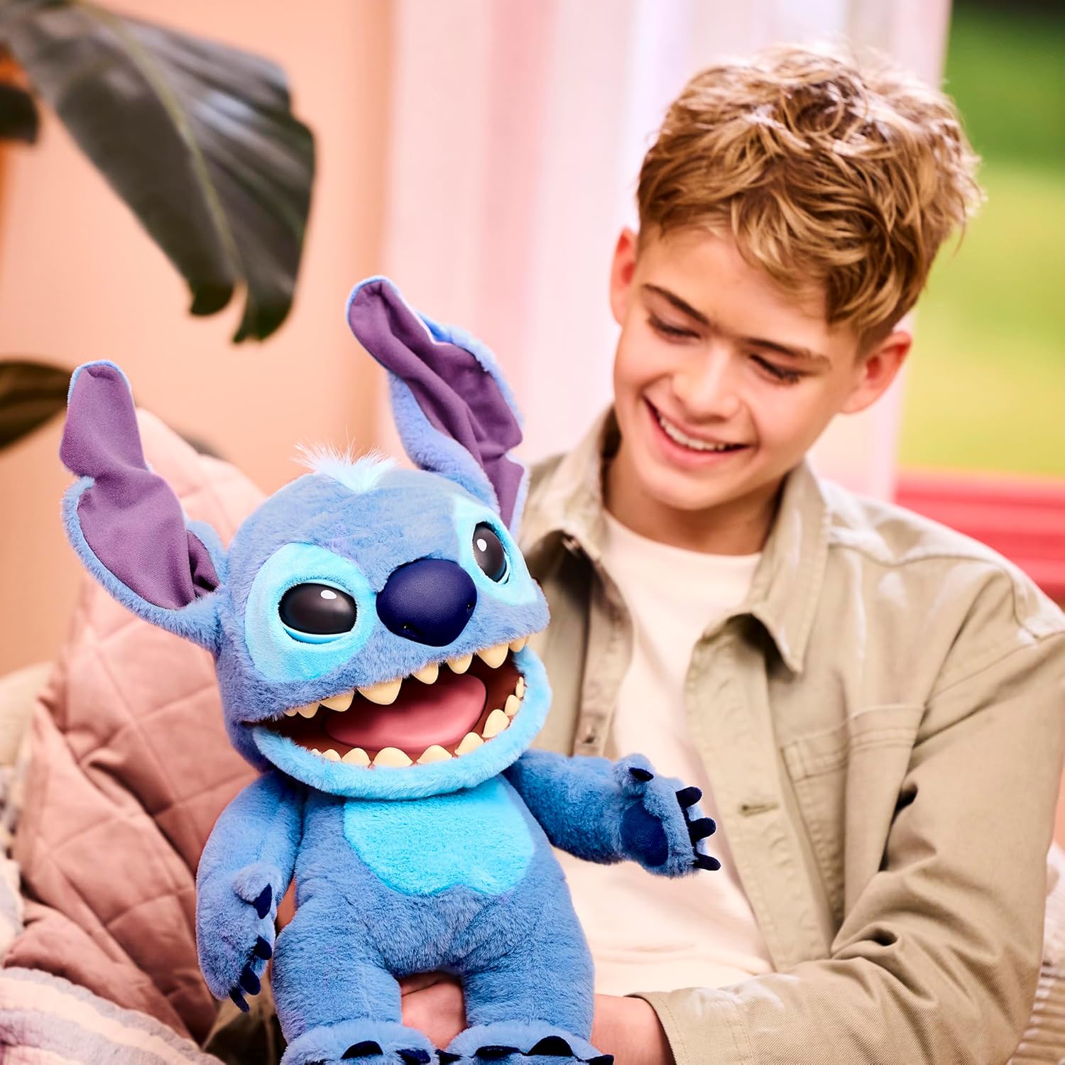 Peluche Stitch RealFX Disney en mode Puppetronics combinant animation manuelle et électronique pour des mouvements interactifs réalistes